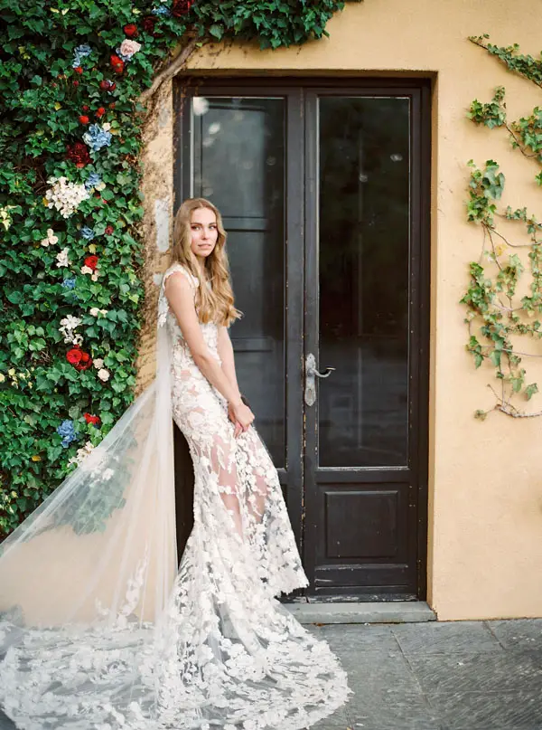 Lace mermaid wedding dress with cape by Pronovias - Photography: The cablookfotolab