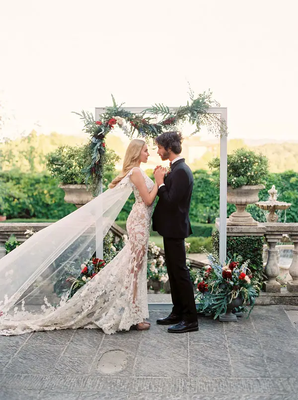 Luxury Tuscan Elopement Inspiration - Photo: The cablookfotolab