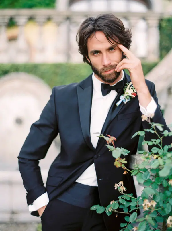Groom wedding look with classic black tux- Photography: The cablookfotolab