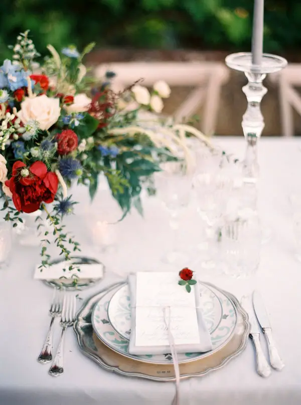 White Wedding table details with centerpiece and place setting - Photography: The cablookfotolab 