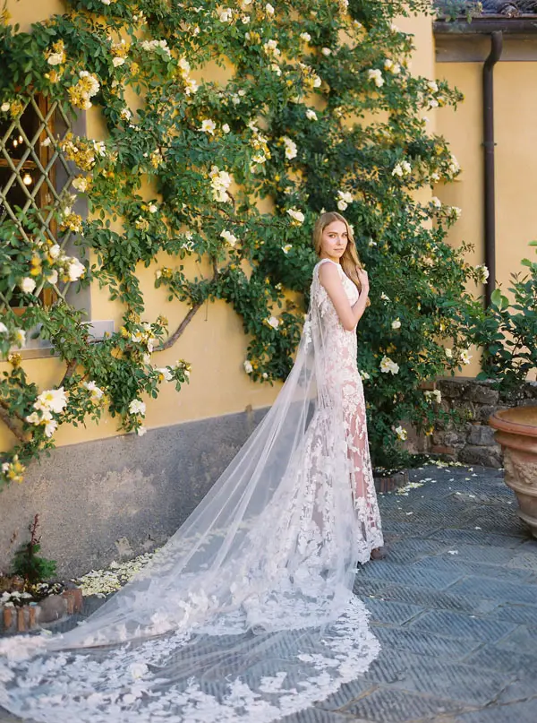 Lace mermaid wedding dress with cape by Pronovias - Photography: The cablookfotolab