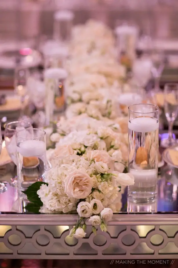 Low wedding centerpiece with white flowers - Photography: Making the Moment 