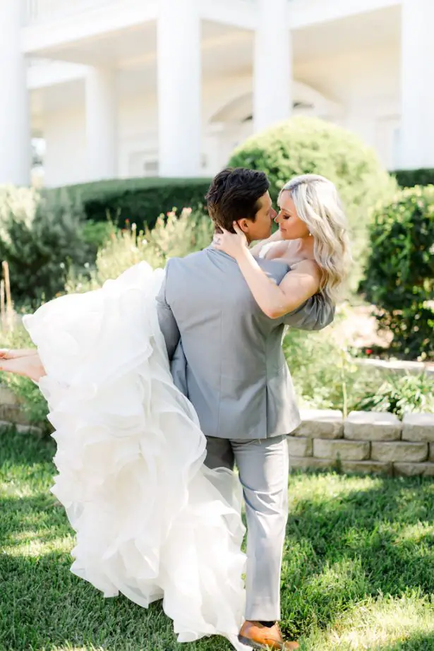 Romantic wedding photo - Krystle Akin Photography 