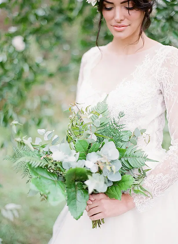 An Overflow of Romance In This Glamorous Barn Wedding Editorial