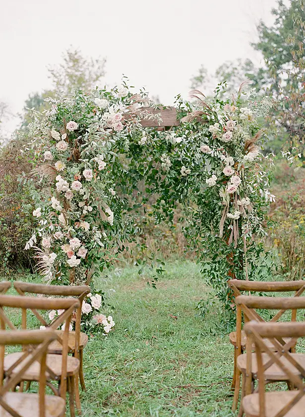 An Overflow of Romance In This Glamorous Barn Wedding Editorial