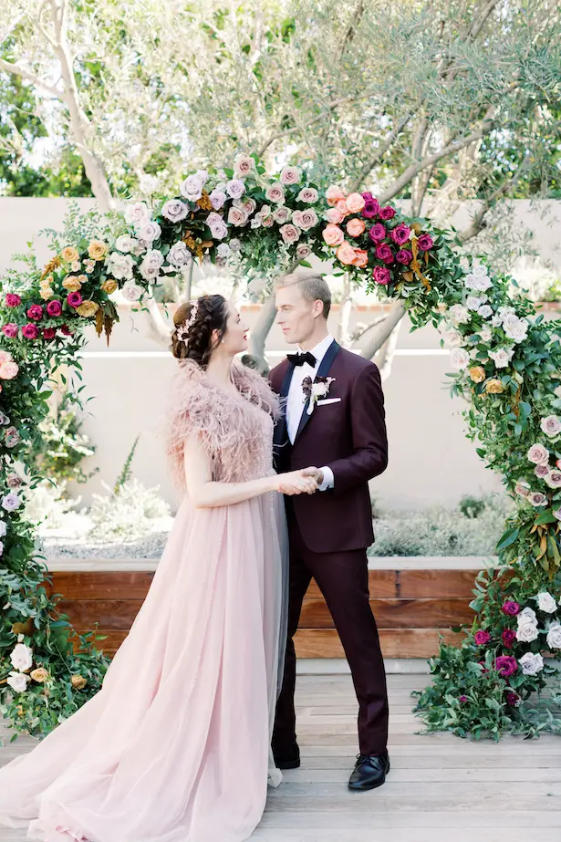 Romantic wedding photo and floral ceremony arch decor - Photography: Moose Studio