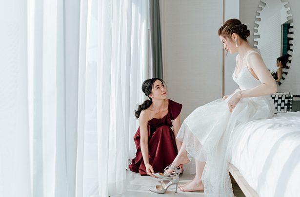 Classic photo of bride getting ready with bridesmaids - Madiow Photography