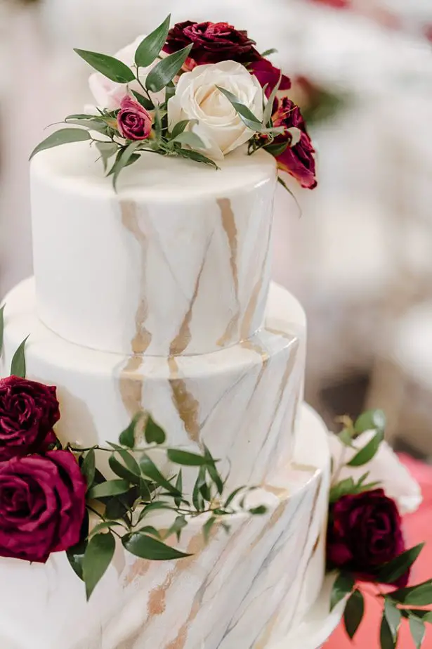 White marbled wedding cake with burgundy and blush flowers - Madiow Photography