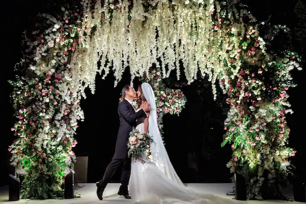 Floral wedding ceremony arch - Photography: Vincent Zasil