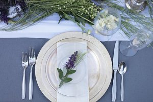 Gold charger reception table setting with lavender - Photo: Tiffany Hudson Films