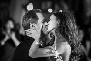Romantic kiss wedding photo - Photography: Vincent Zasil