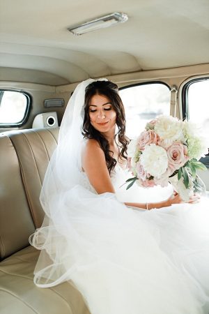 Glamorous bridal look with half up half down hair with loose curls a long veil and white and blush bride bouquet - Photography: NST Pictures