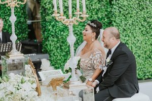 Bride anf groom sitting at sweetheart table - Photo: Dmitry Shumanev Production