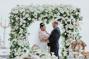 Classy black tie wedding ceremony with white floral arch - Photo: Dmitry Shumanev Production