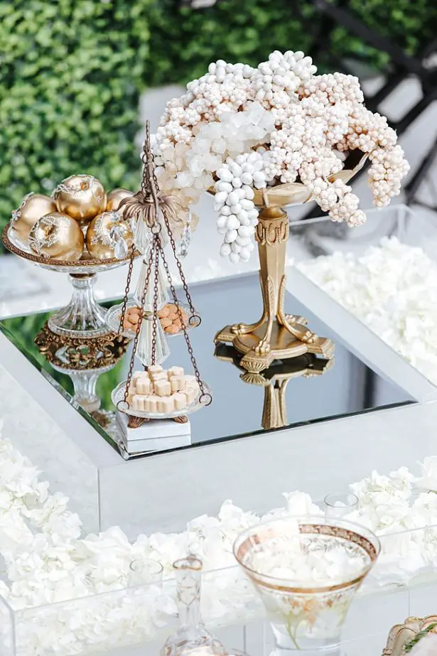 Sofreh Agd wedding ceremony display on rooftop - Photo: Dmitry Shumanev Production