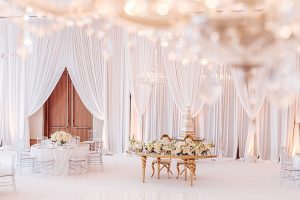 White and Gold Opulent Wedding sweetheart table - Photo: Dmitry Shumanev Production