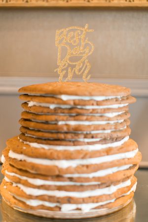 Cookie wedding cake with gold cake topper - ARTE DE VIE Photography