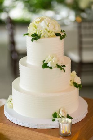 Elegant White wedding cake - Photography: Emilia Jane