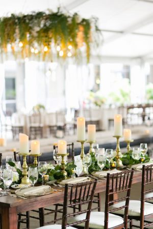 Long wedding table decor with greenery garland - Photography: Emilia Jane