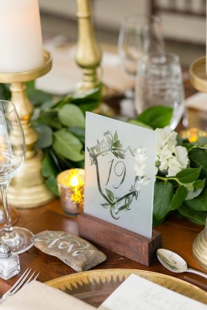 Wedding table number on acrylic glass - Photography: Emilia Jane