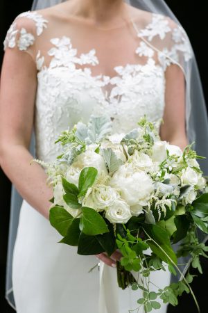 White timeless wedding bouquet - Photography: Emilia Jane
