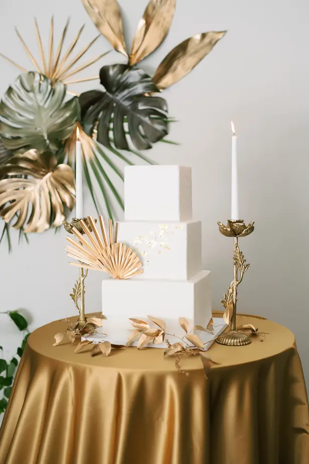 White wedding cake with gold vintage details - Sunshower Photography
