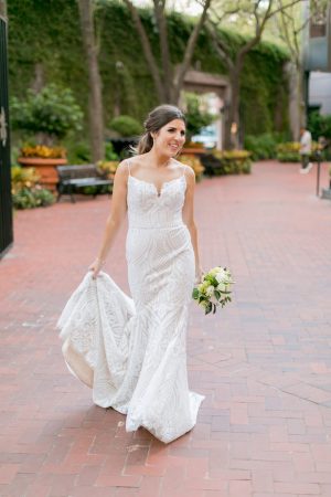 sophisticated Bride with mermaid lace wedding dress - ARTE DE VIE Photography
