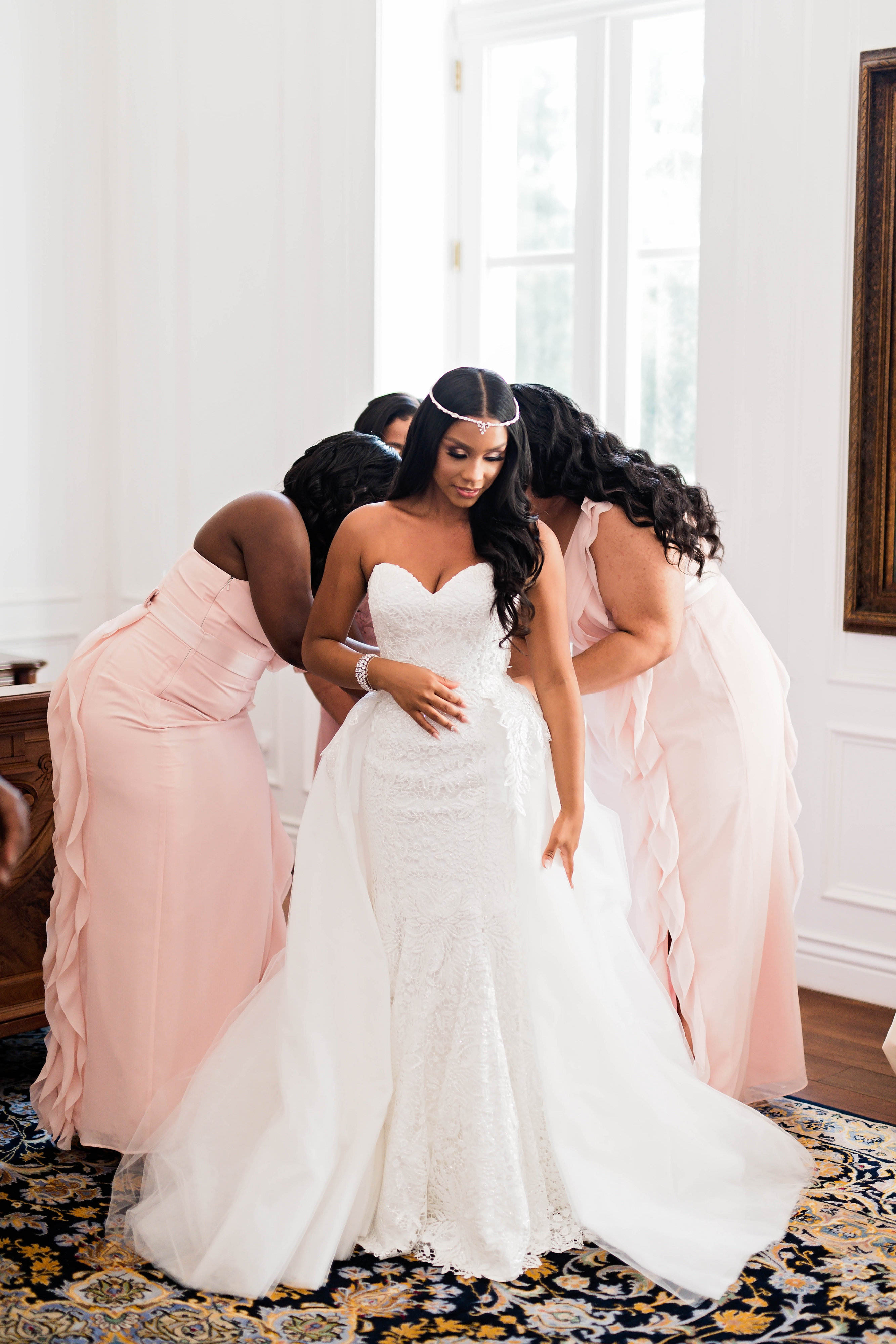 Glamorous African American Bride getting ready - Photography: Pharris Photos
