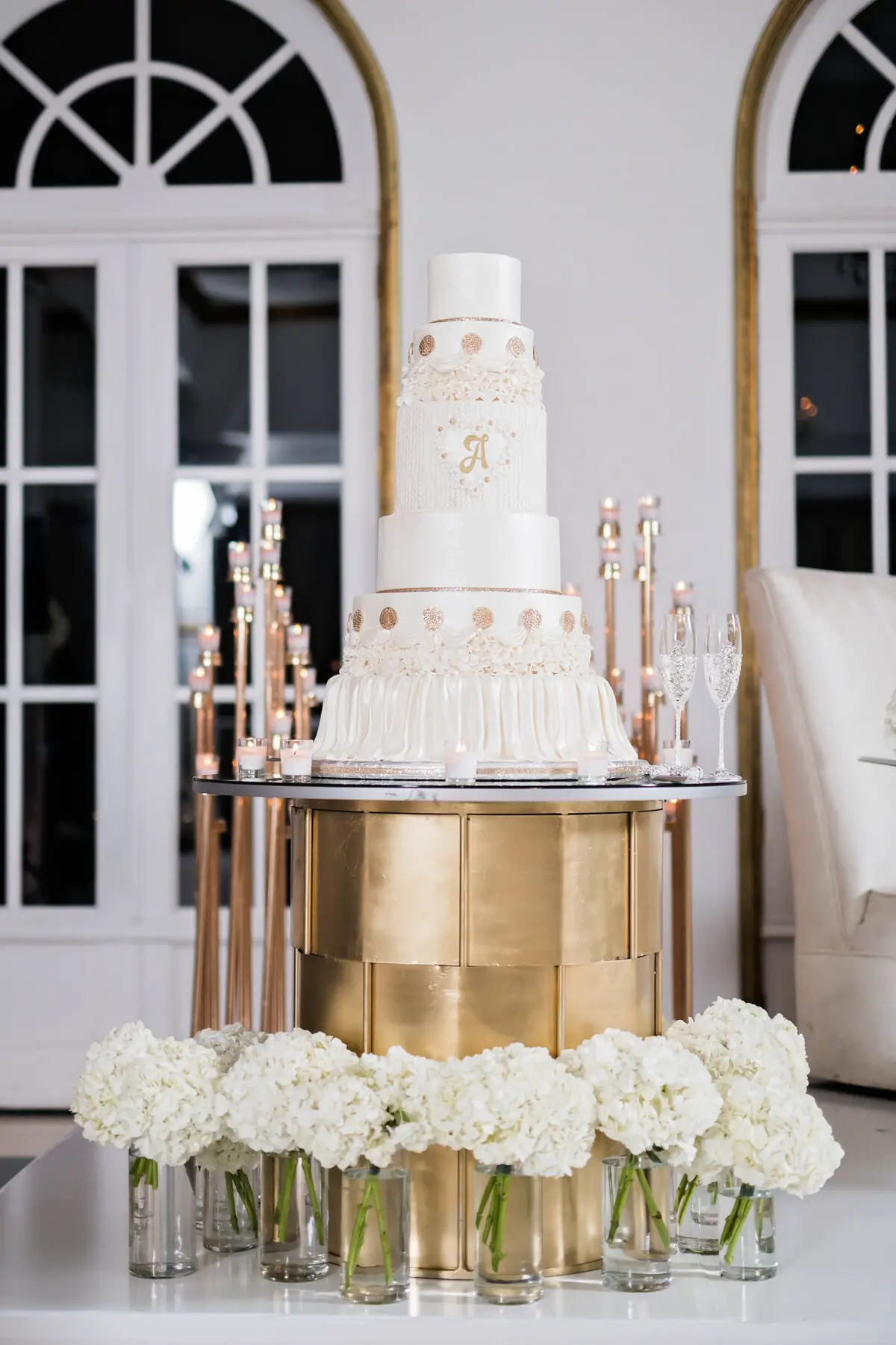 Gold and white luxury cake table - Photography: Pharris Photos
