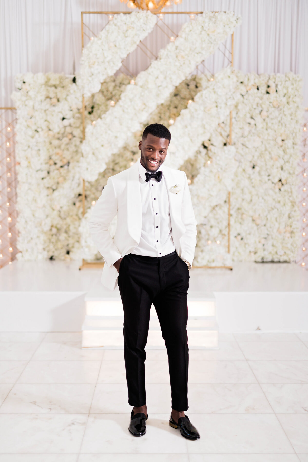 Groom style with black and white suit - Photography: Pharris Photos