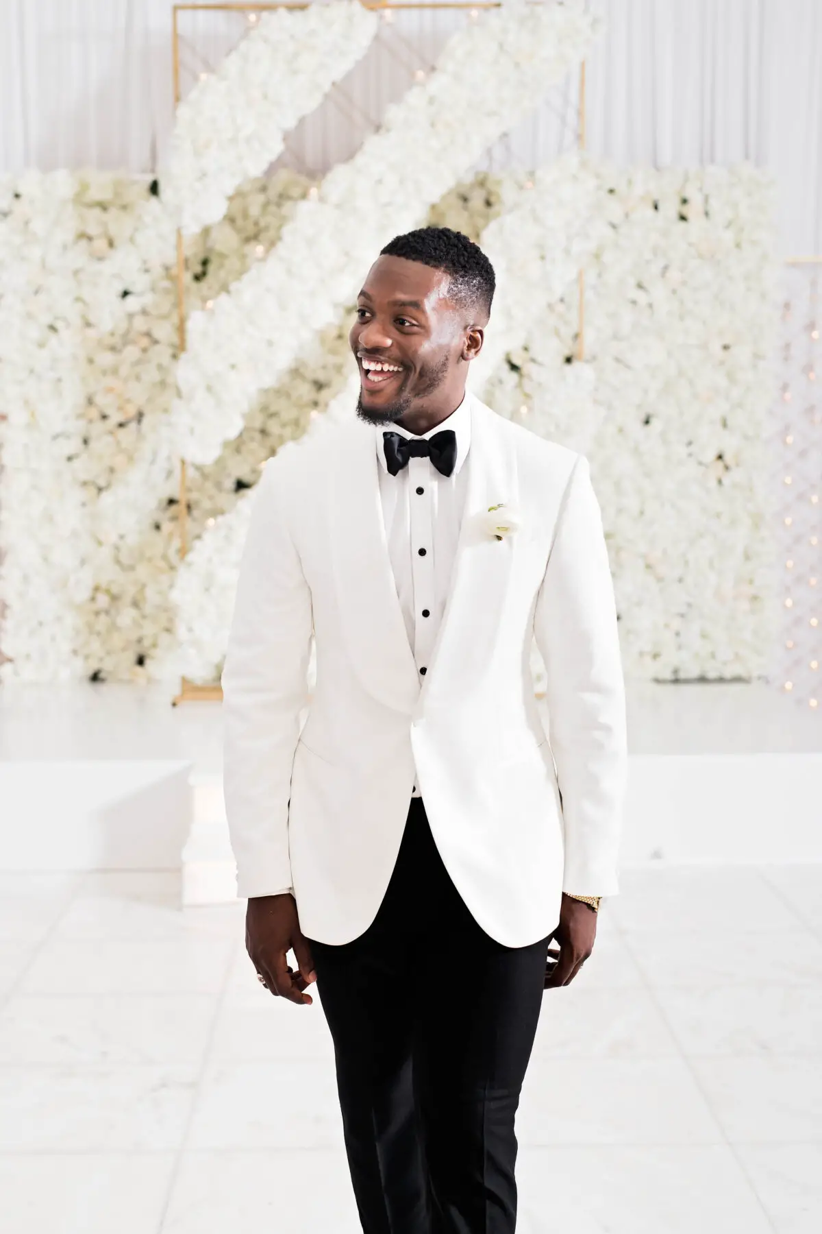 Groom style with black and white suit - Photography: Pharris Photos
