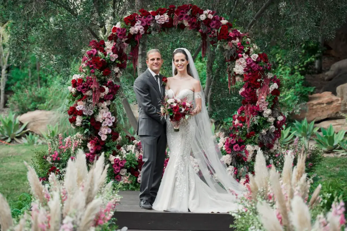 Ranch wedding with pink and red flowers - Photography: Dmitry Shumanev