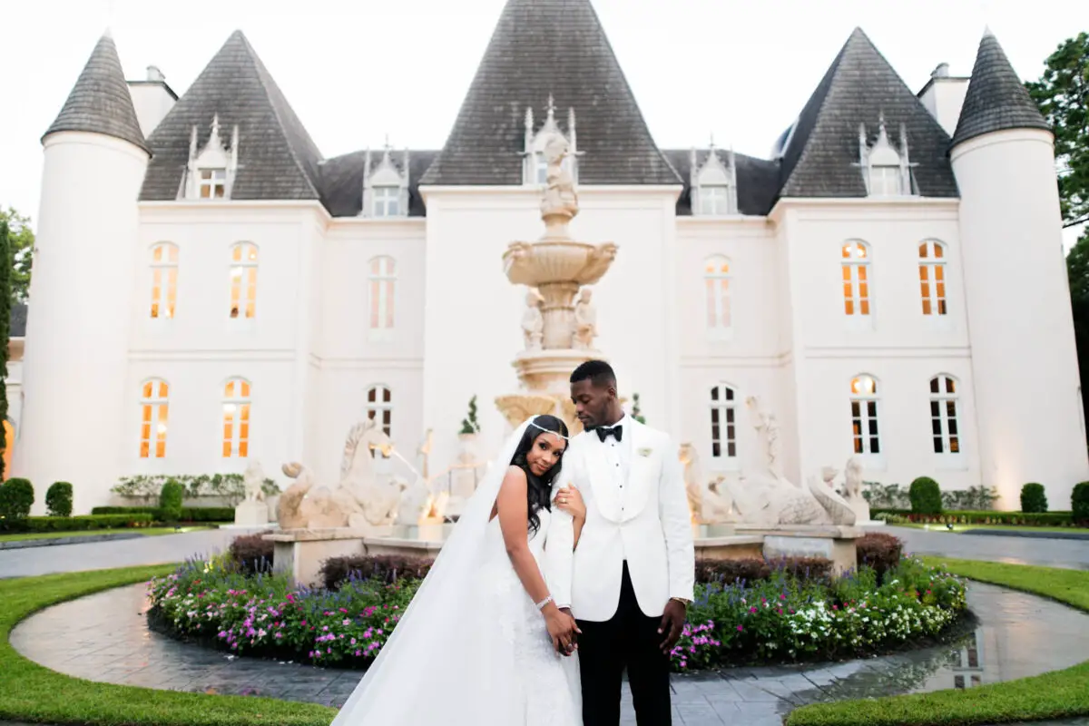 Romantic wedding photo at a Castle - Photography: Pharris Photos