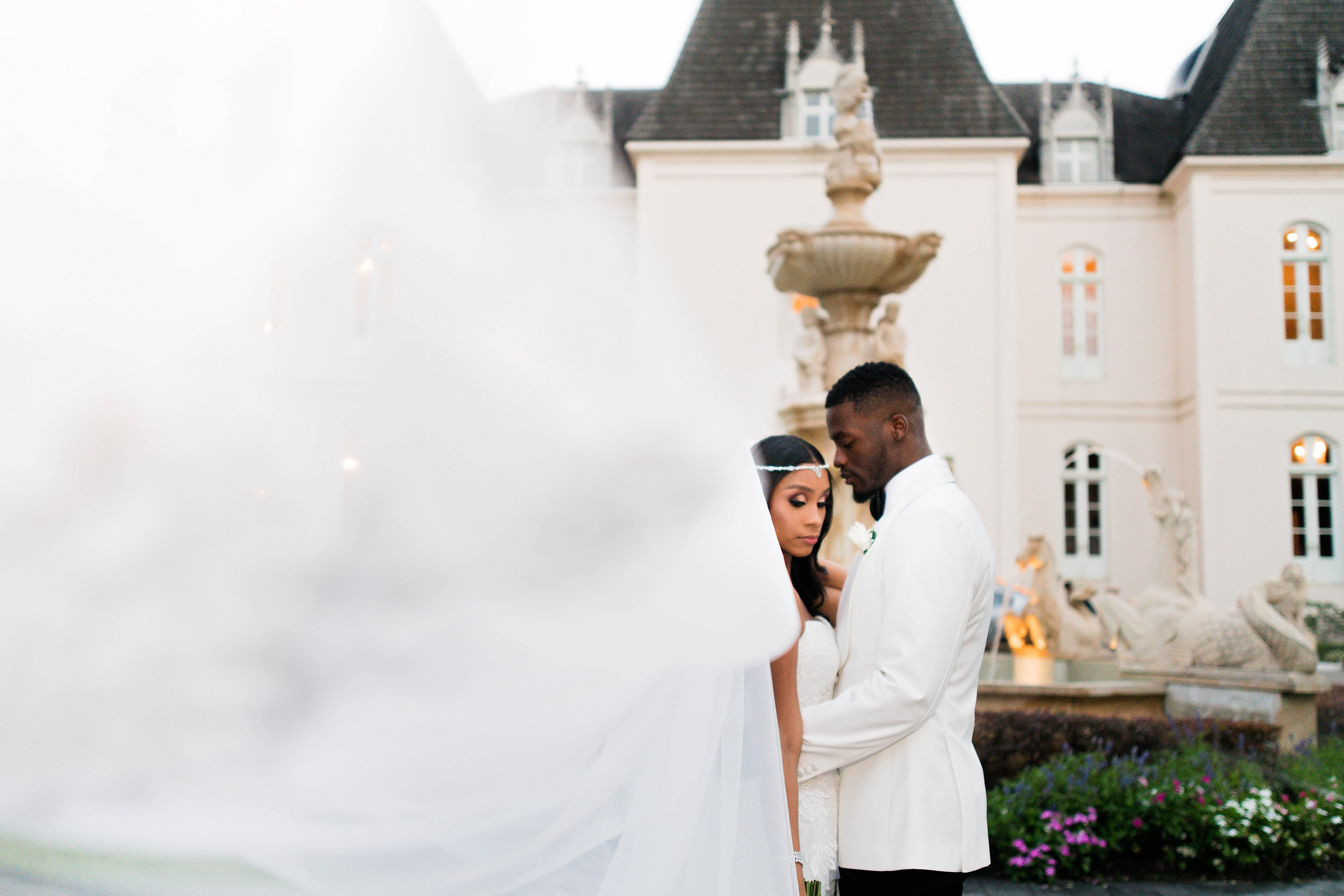 Romantic wedding photo at a Castle - Photography: Pharris Photos