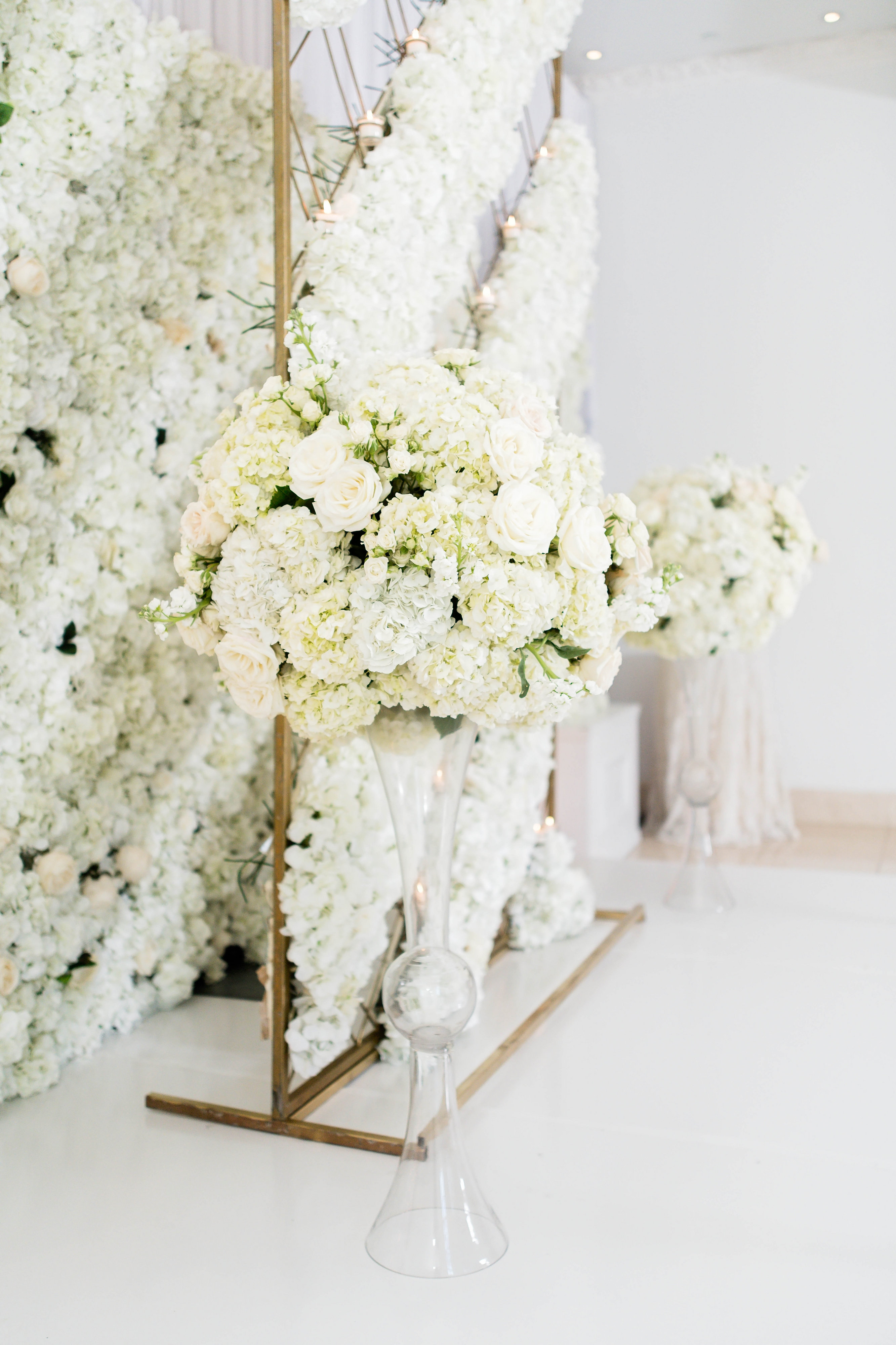 White Luxury White floral decor - Photography: Pharris Photos