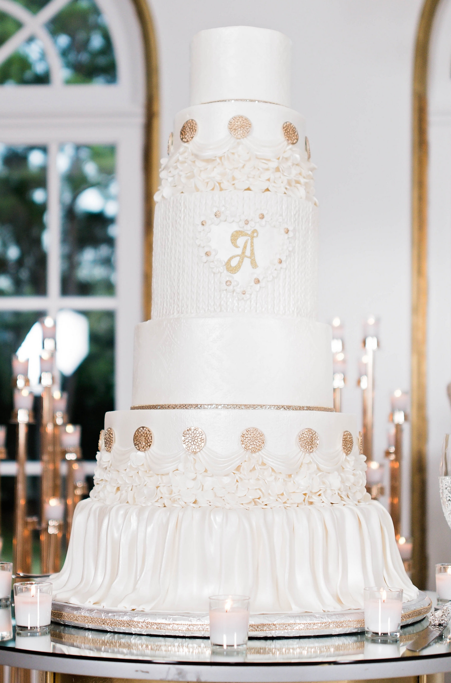 White and gold opulent wedding cake - Photography: Pharris Photos