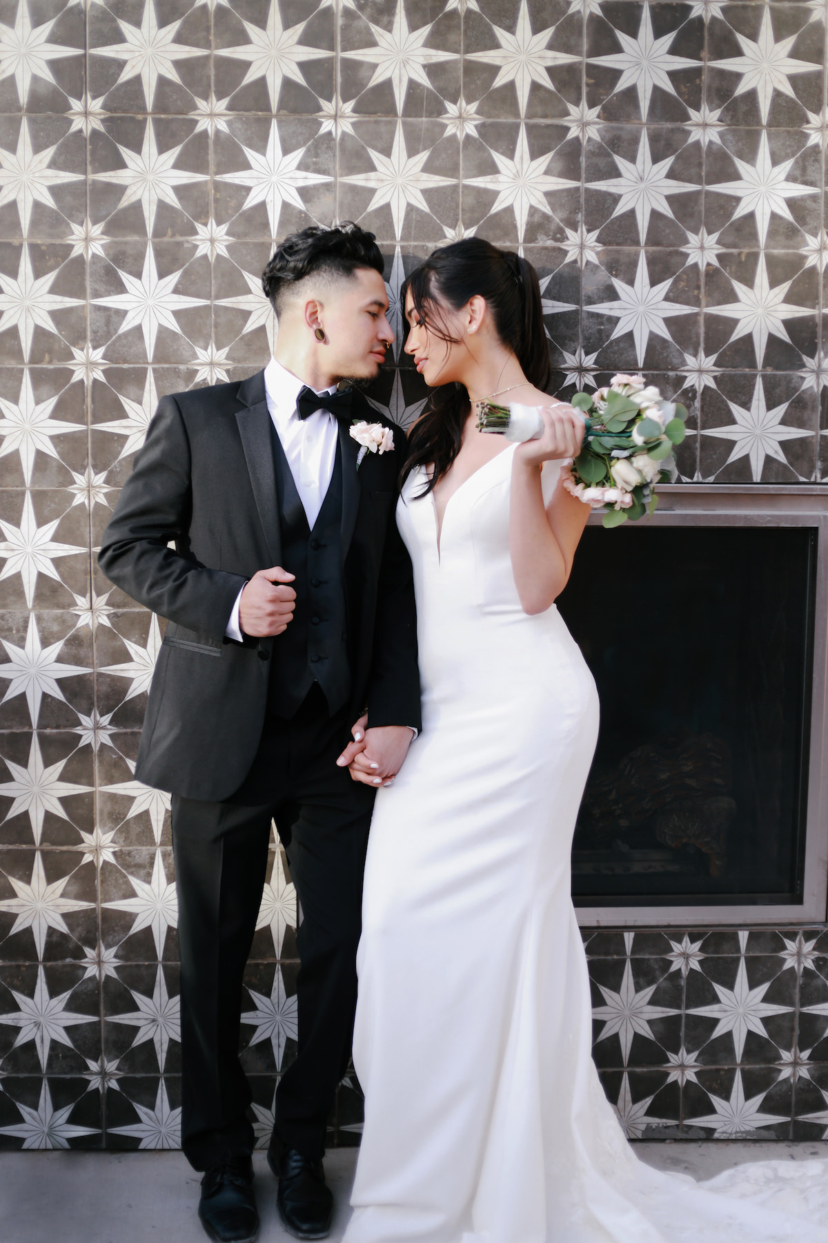 Modern minimalist bride and groom wedding photo -Photography: Tiffany Hudson Films