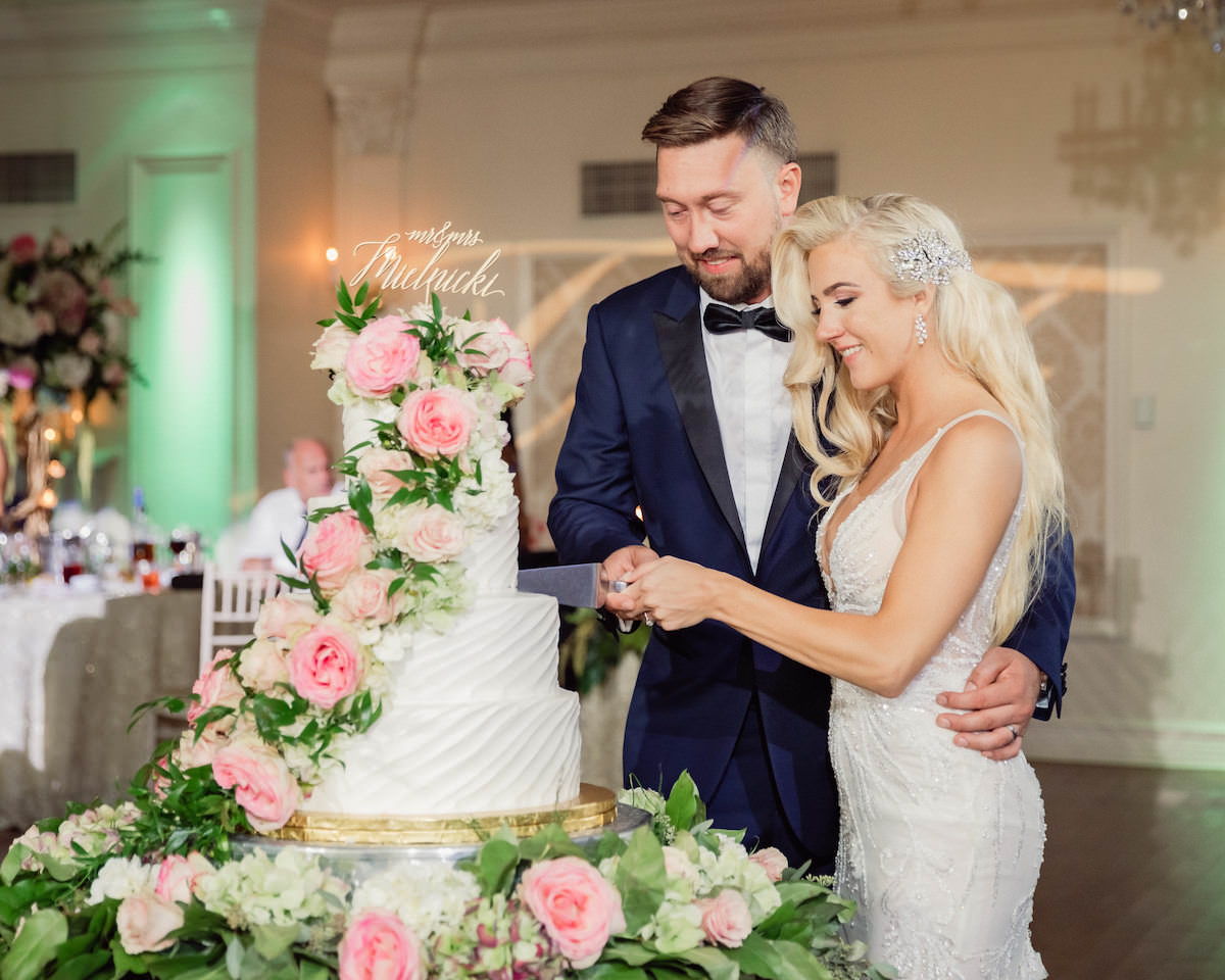 Luxury wedding cake cutting - Photography: Charming Images