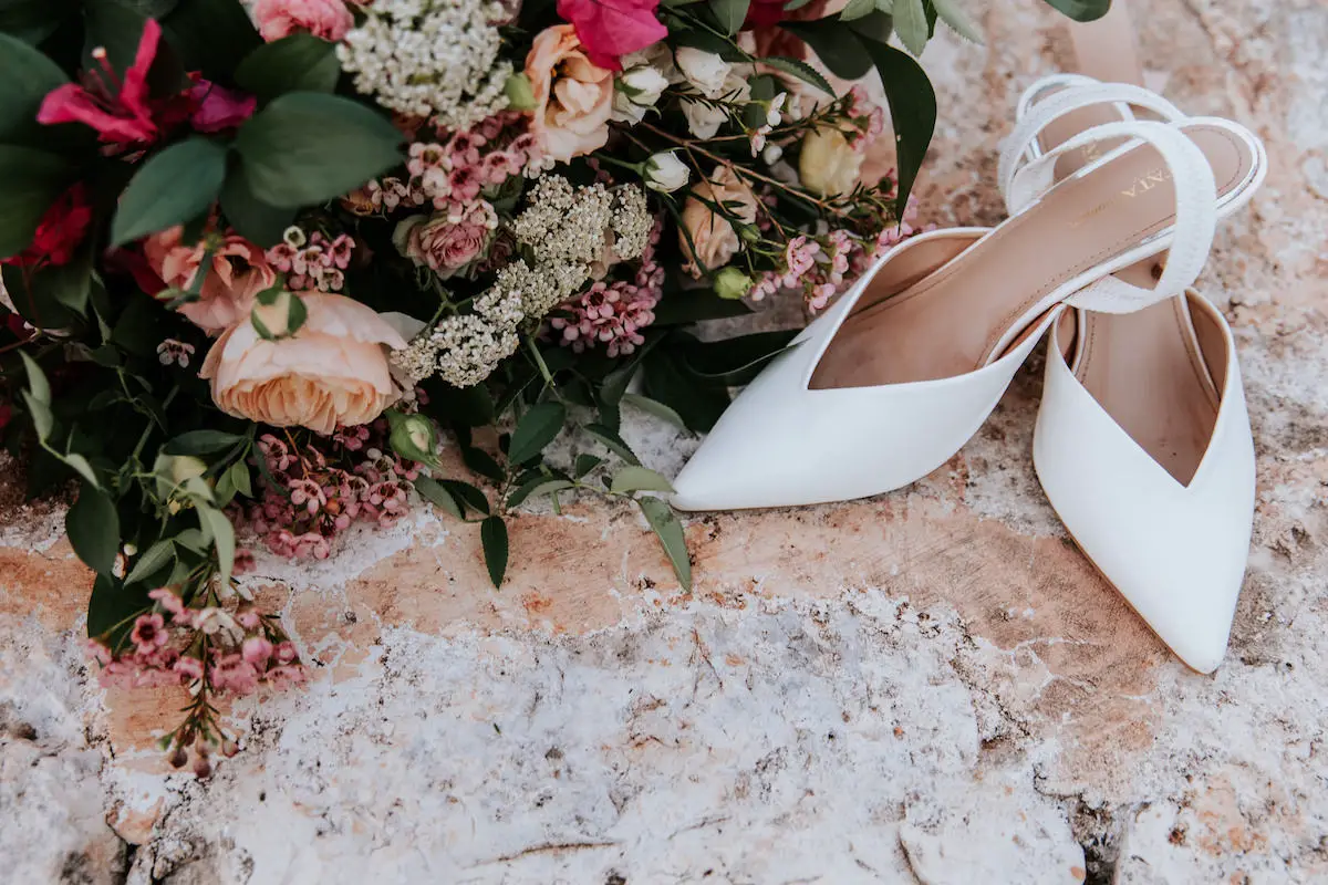 White wedding shoes – Antonio Lucá Photographer