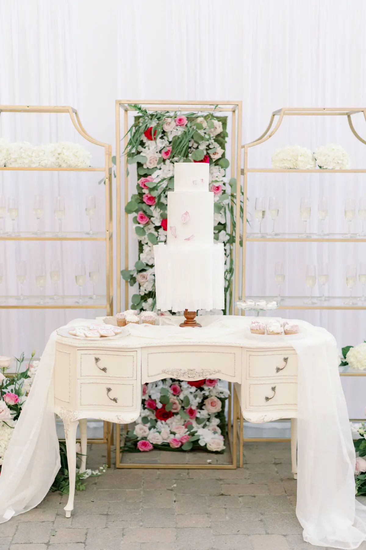 Wedding cake table decorWhite wedding cake - Peony Park Photography