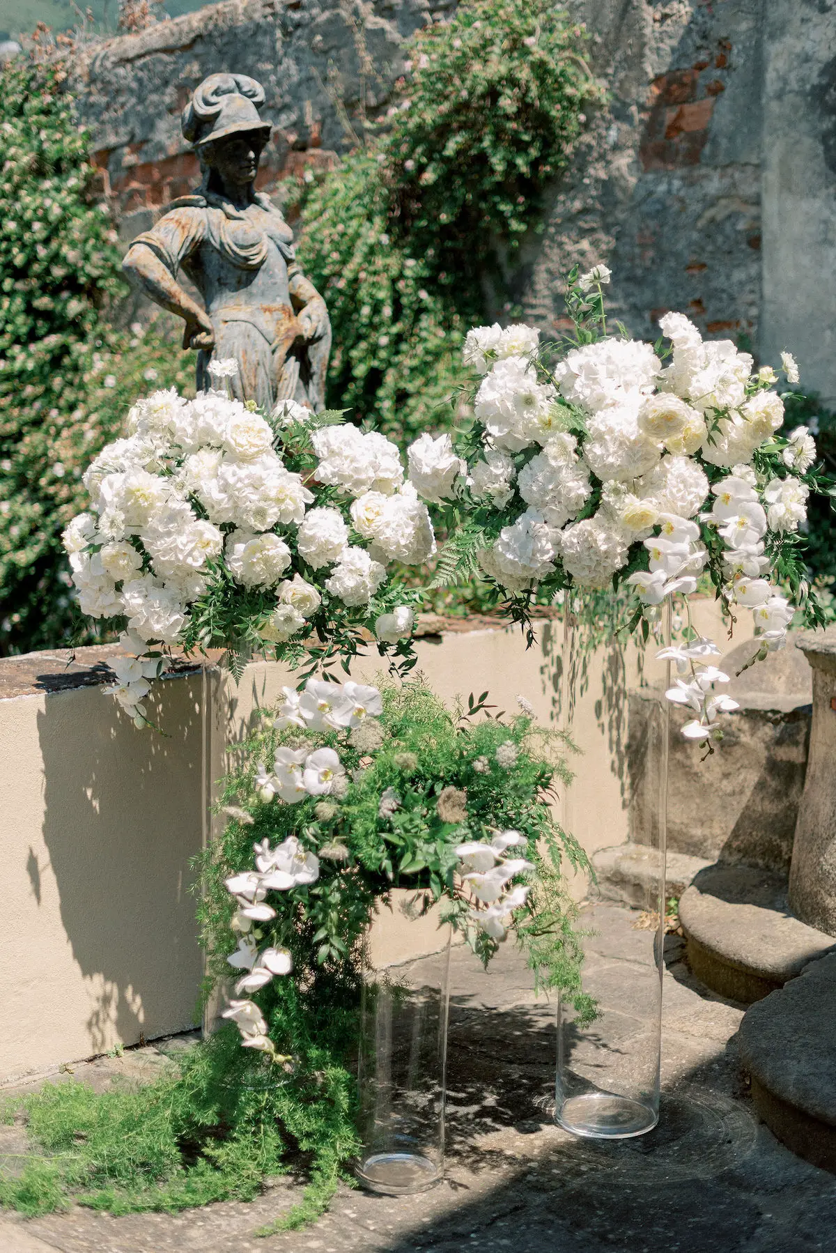 Wedding ceremony flowers and decor - Linda Nari Photography