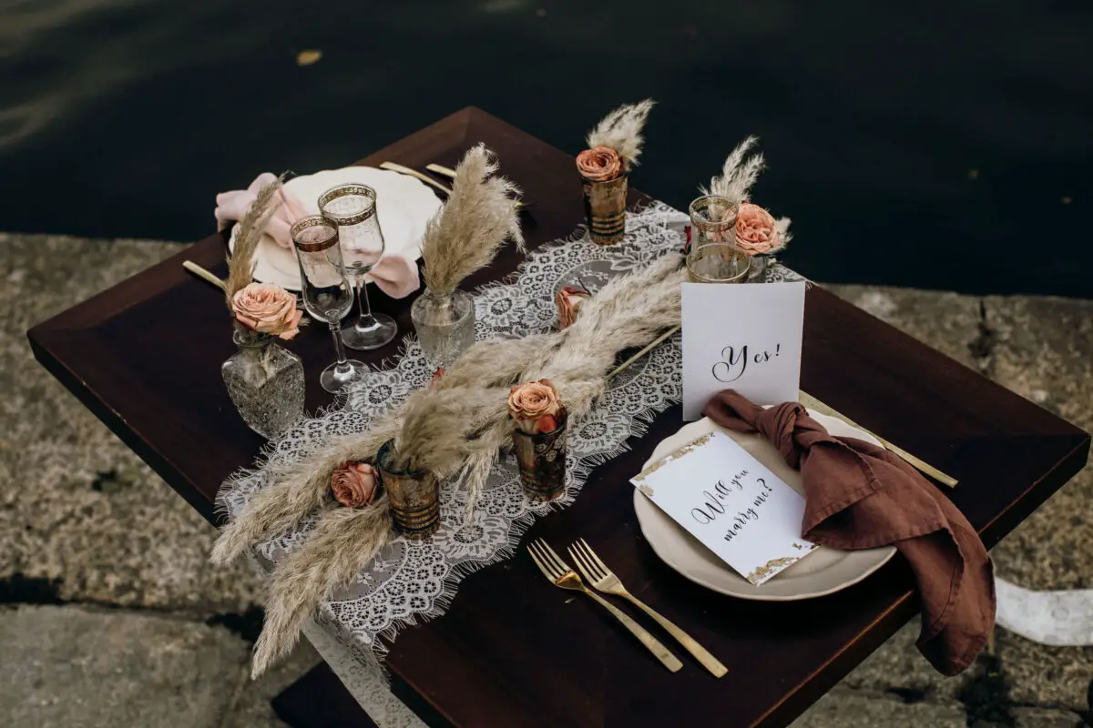 Boho Wedding Proposal Table Decor - Photo: Giada Joey Cazzola