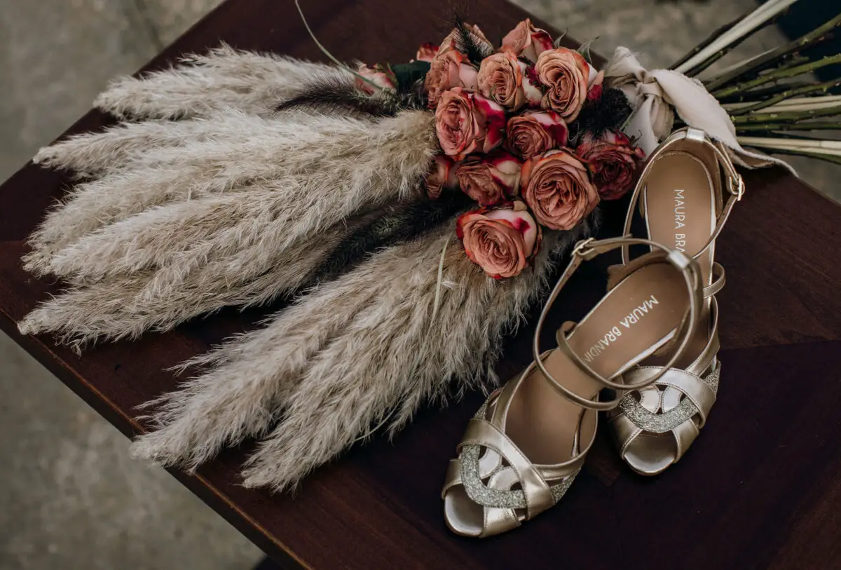 Boho Wedding bouquet with dried flowers and bridal shoes - Photo: Giada Joey Cazzola