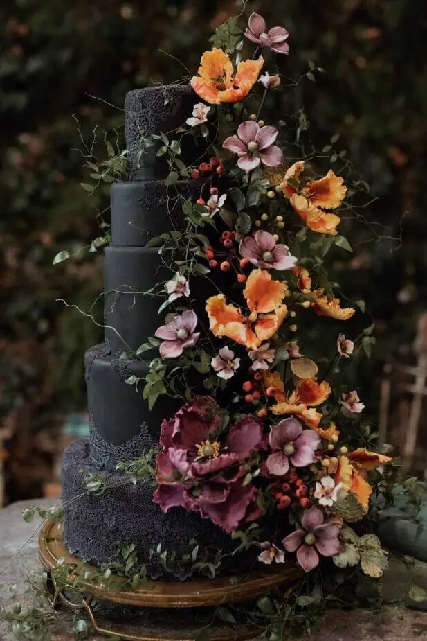 Black Wedding cake - fall wedding colors - Photography: Cody James Barry