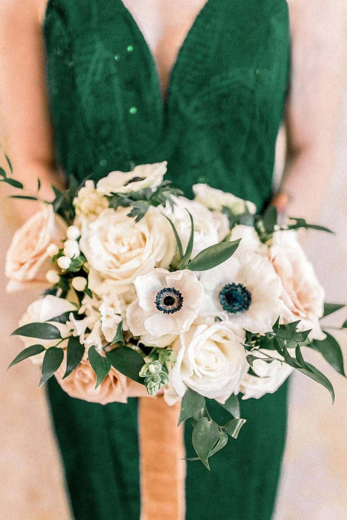 Emerald Green bridal bouquet - fall wedding colors - Photo: Kristiann Photography
