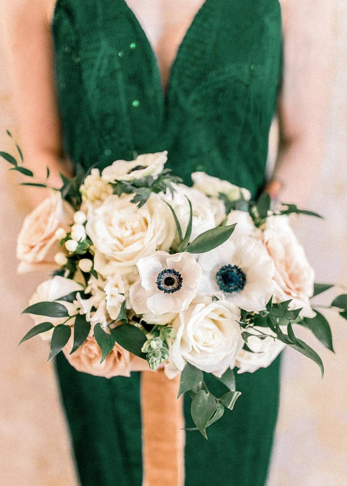 Emerald Green bridal bouquet - fall wedding colors - Photo: Kristiann Photography