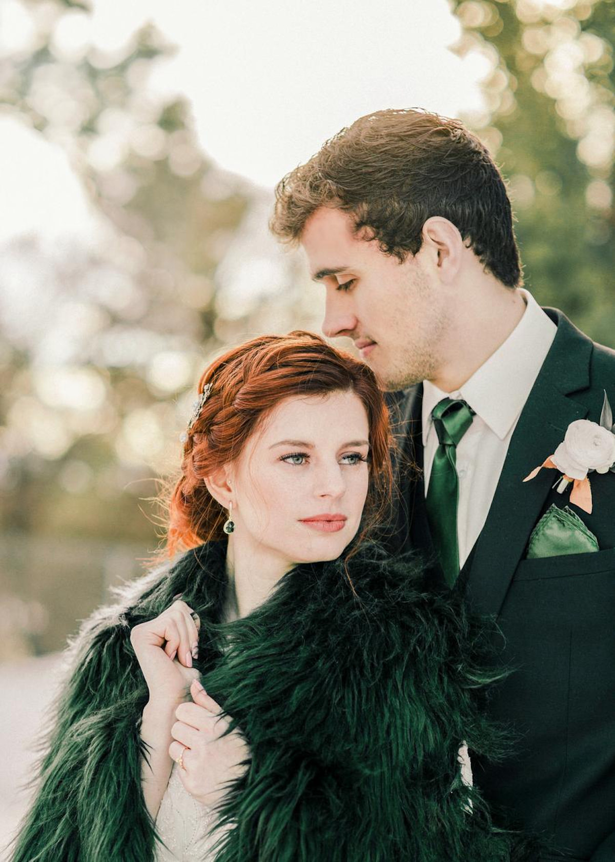 Emerald Green wedding inspiration - fall wedding colors - Photo: Kristiann Photography