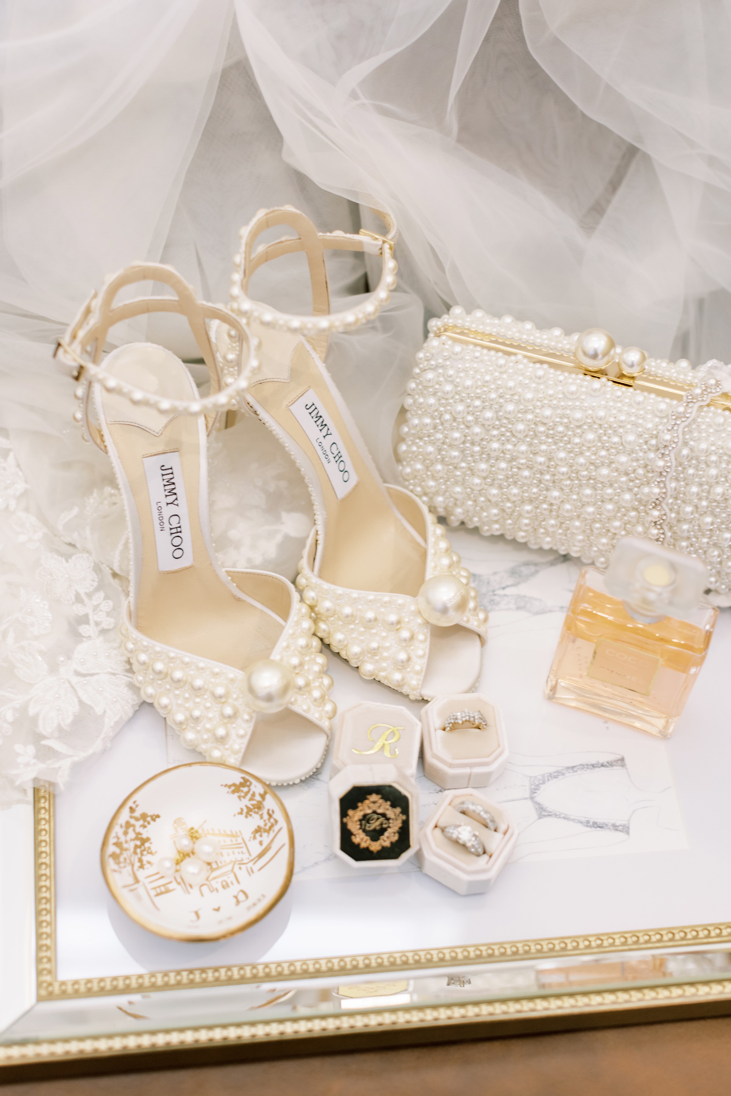 Luxury bridal accessories with pearls - Photography: Brooke Images