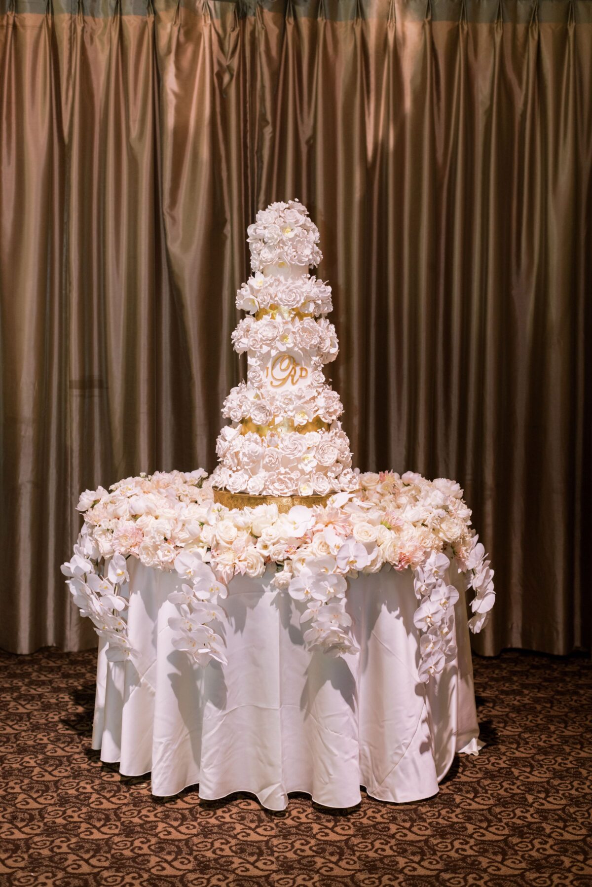 Luxury wedding cake table- Photography: Brooke Images