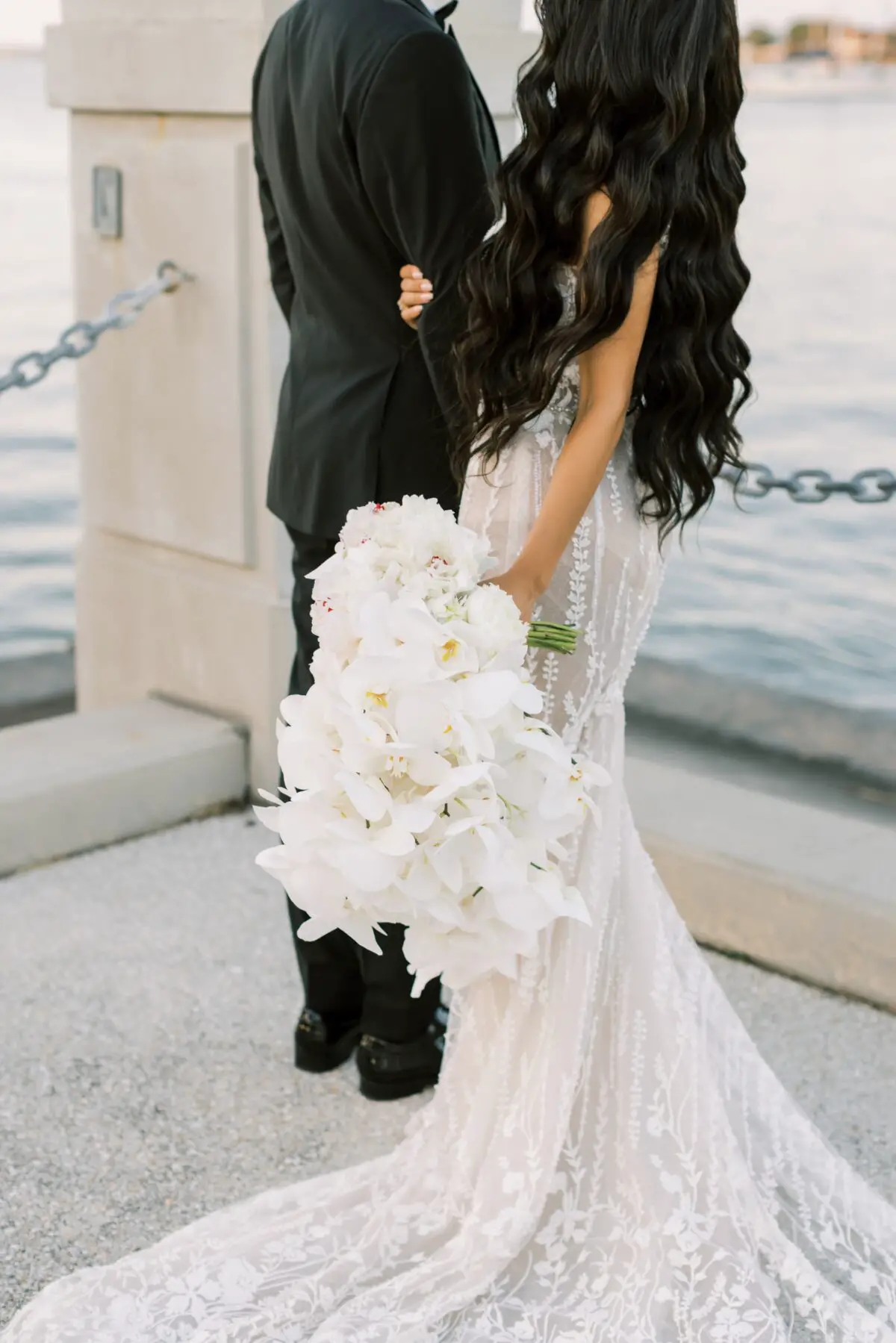 Modern white wedding bouquet - Photography: Brooke Images